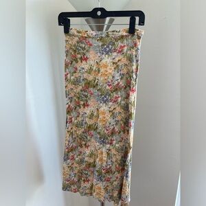 Reformation floral zip up skirt, size 4. In great condition, no damage.